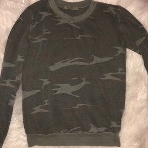 urban outfitters camo sweatshirt